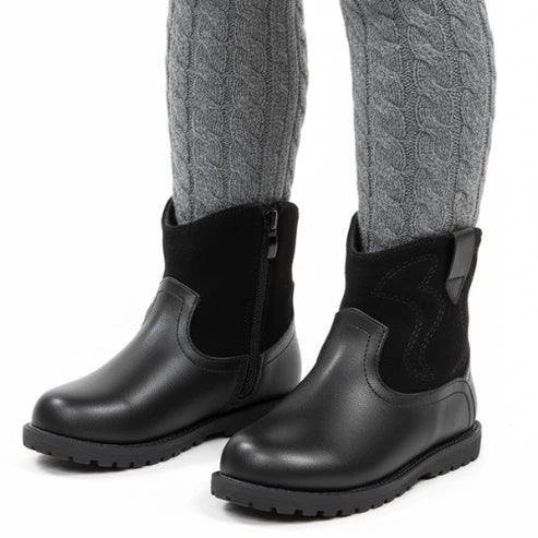 Paire de bottines enfant noires, design sobre et confortable pour l’automne et l’hiver.