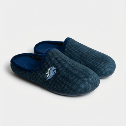 Paire de chaussons bleus pour homme en tissu texturé avec logo brodé, présentée sur fond blanc.
