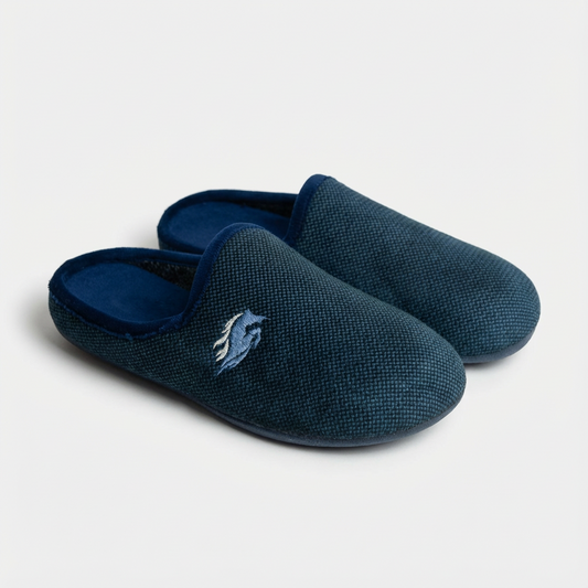 Paire de chaussons bleus pour homme en tissu texturé avec logo brodé, présentée sur fond blanc.