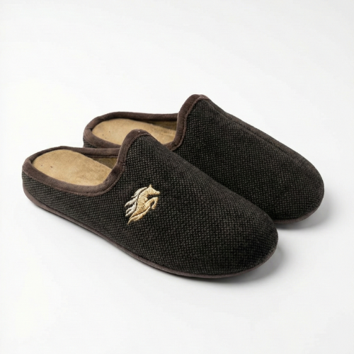 Chausson marron pour homme en tissu texturé avec logo brodé, présenté sur fond blanc.