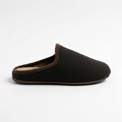 Chausson homme marron vu en angle, design sobre et élégant, idéal pour un usage quotidien à la maison.