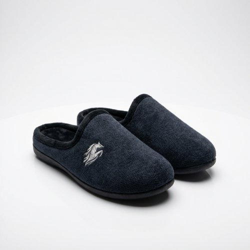 Chaussons noirs pour homme en tissu texturé avec logo brodé, semelle confortable et design élégant.