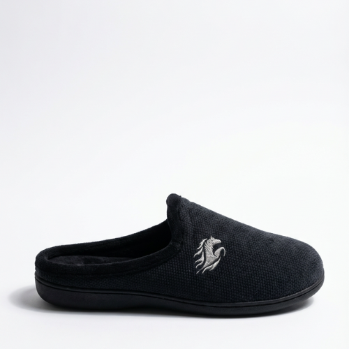 Chausson d’intérieur noir vu de côté, matière textile douce et semelle antidérapante pour usage quotidien.