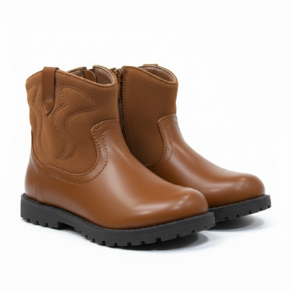 Bottines enfant marron portées avec collants clairs, semelle antidérapante et fermeture zippée latérale.