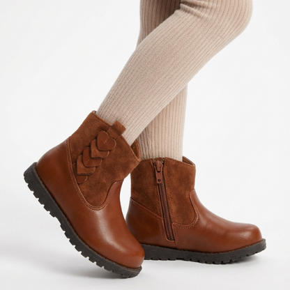 Bottines marron pour fille portées avec un legging clair, style confortable et élégant pour l’hiver.