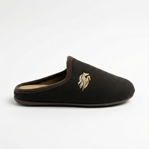 Paire de chaussons d’intérieur marron pour homme, intérieur doux et semelle confortable.