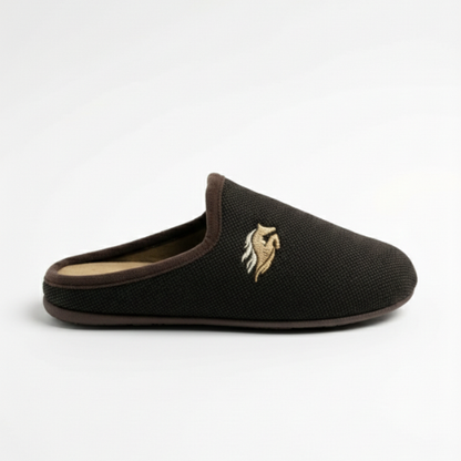 Paire de chaussons d’intérieur marron pour homme, intérieur doux et semelle confortable.