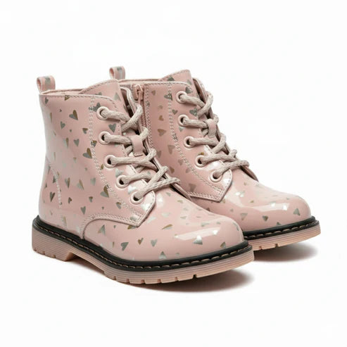 Bottines pour enfant rose poudré avec motifs de petits cœurs et lacets assortis
