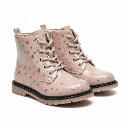 Bottines pour enfant rose poudré avec motifs de petits cœurs et lacets assortis