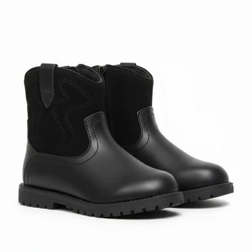 Bottines enfant noires portées avec collants gris, semelle antidérapante et fermeture zippée.