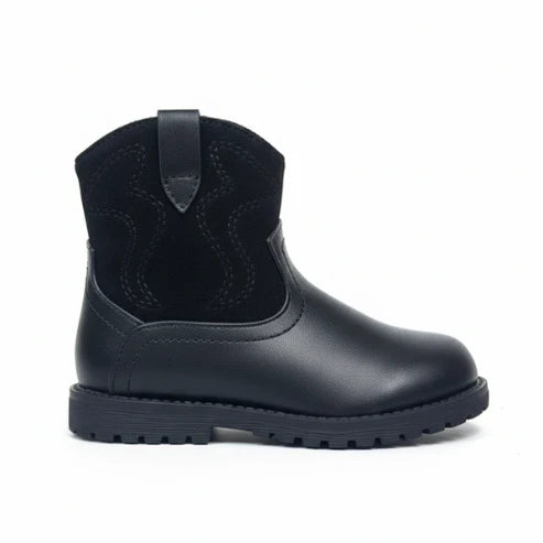 Vue latérale d’une bottine enfant noire style cuir avec zip latéral et semelle robuste.