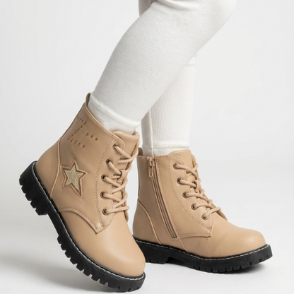 Paire de bottines enfant beige au design moderne avec semelle antidérapante